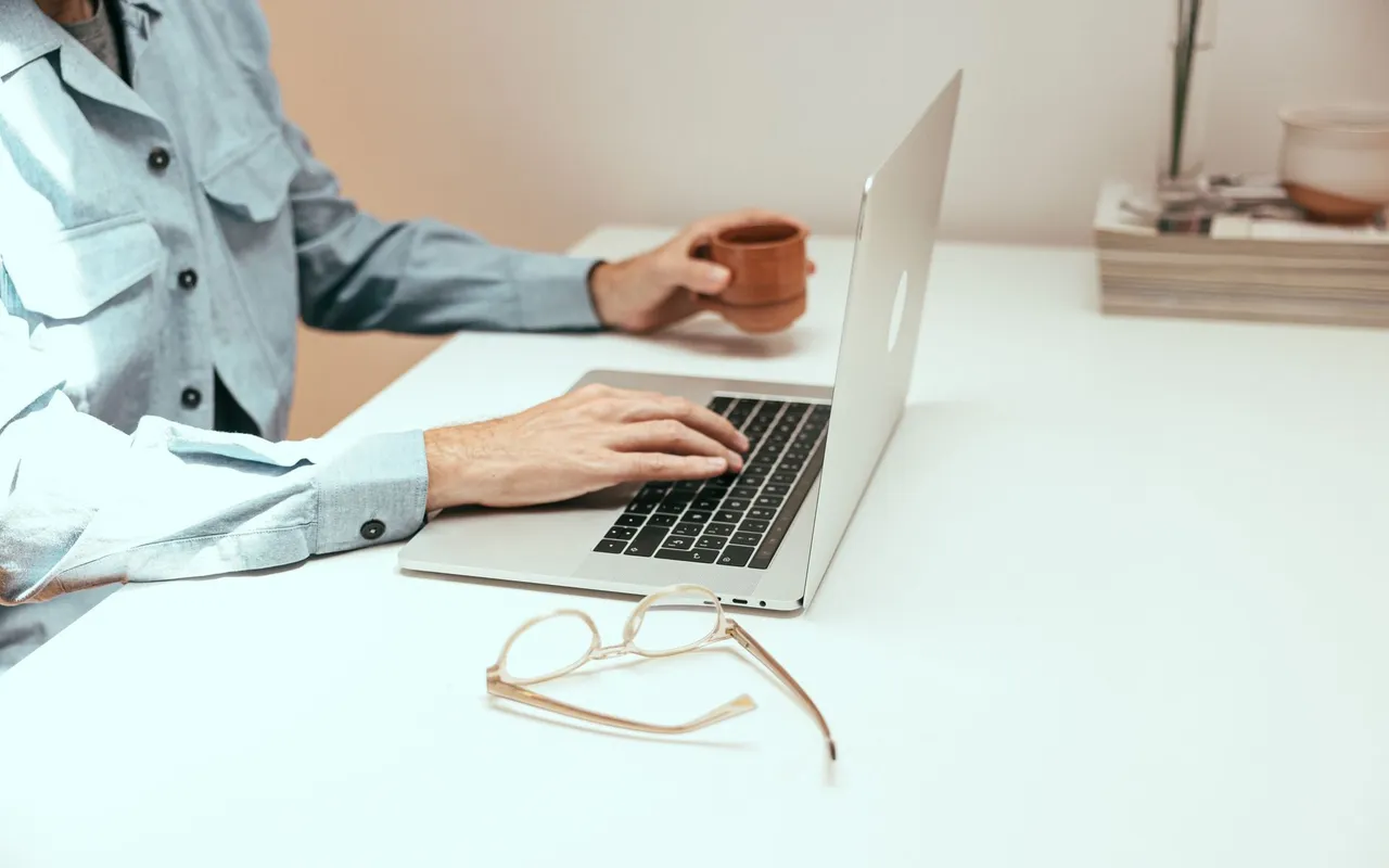 Non, un simple ordinateur portable ne suffit pas pour télétravailler sans douleur