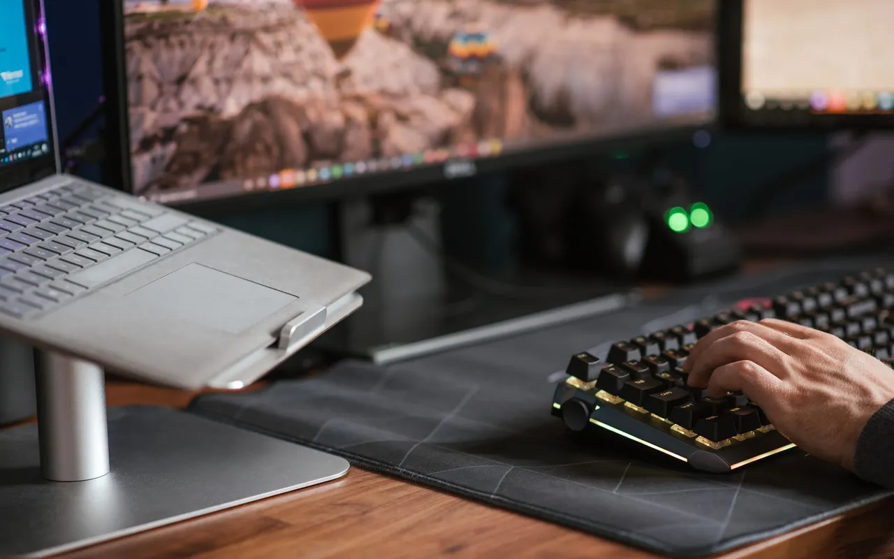 Un développeur qui code 8 heures par jour mérite mieux qu'un clavier choisi au hasard — Quel est le meilleur clavier programmable pour les développeurs ?