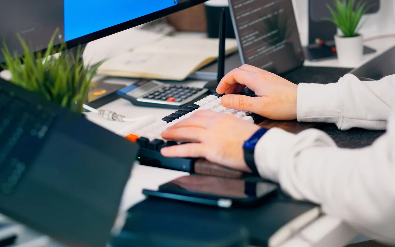 Clavier mécanique pour programmeur : 4 profils pour trancher entre productivité et bruit — Vous codez seul chez vous, la productivité prime sur tout