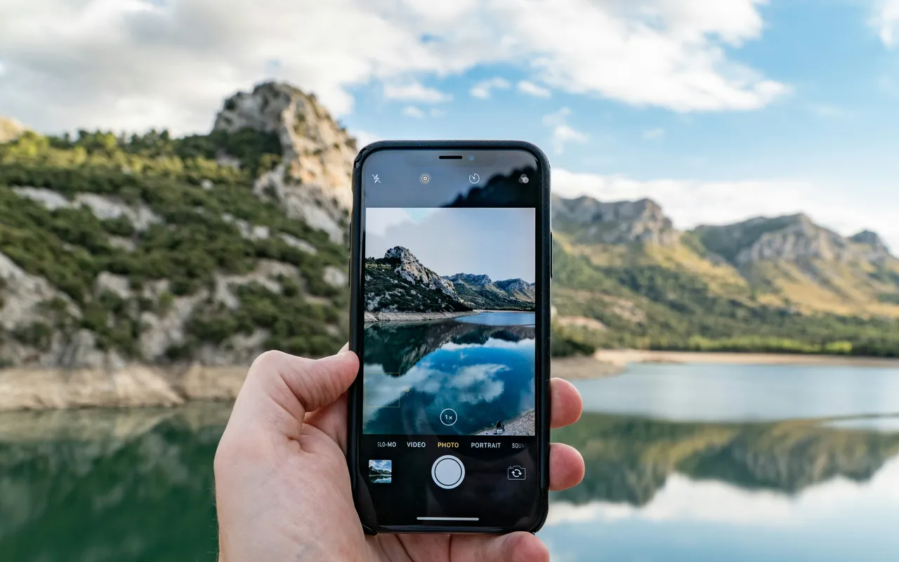 Retouche photo mobile gratuite avec l'IA générative : quelles apps valent vraiment le coup ? — Améliorez une photo gratuitement avec l'IA en quelques clics